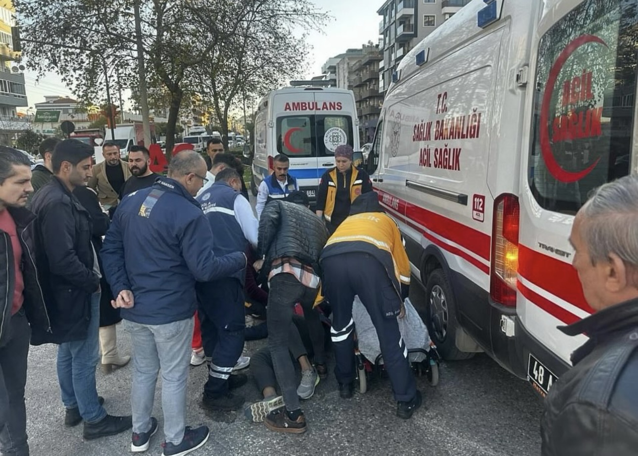 Muğla’nın Milas ilçesi Sanayi kavşağında otomobil ile motosikletli kurye çarpıştı.