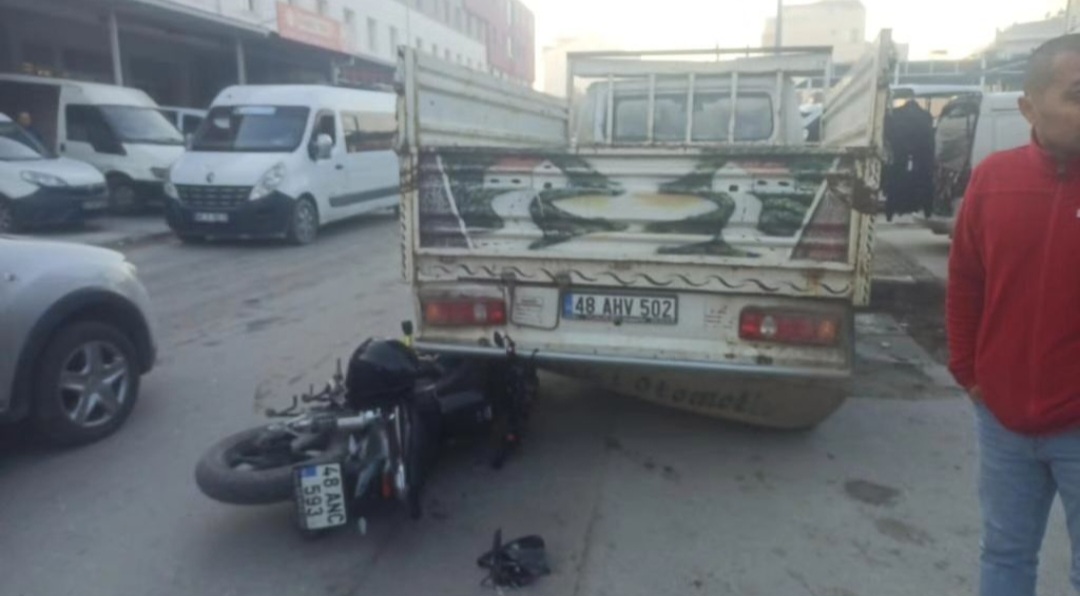 Muğla'nın Milas ilçesinde, Sanayi Caddesi üzerinde meydana gelen trafik kazasında,