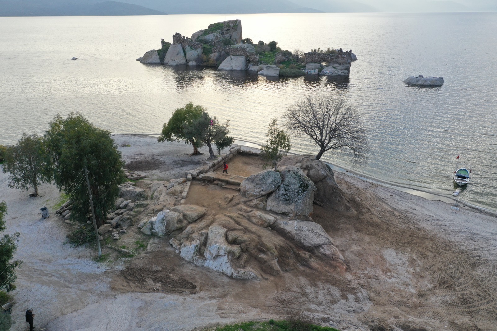 Milas’ın Tarih Kokan Mahallesi Kapıkırı’nda Büyük Proje Başladı Milas Kapıkırı Restorasyon ve Çevre Düzenleme Projesi, bölgeye yapılan yatırımlarla birlikte Milas'ın