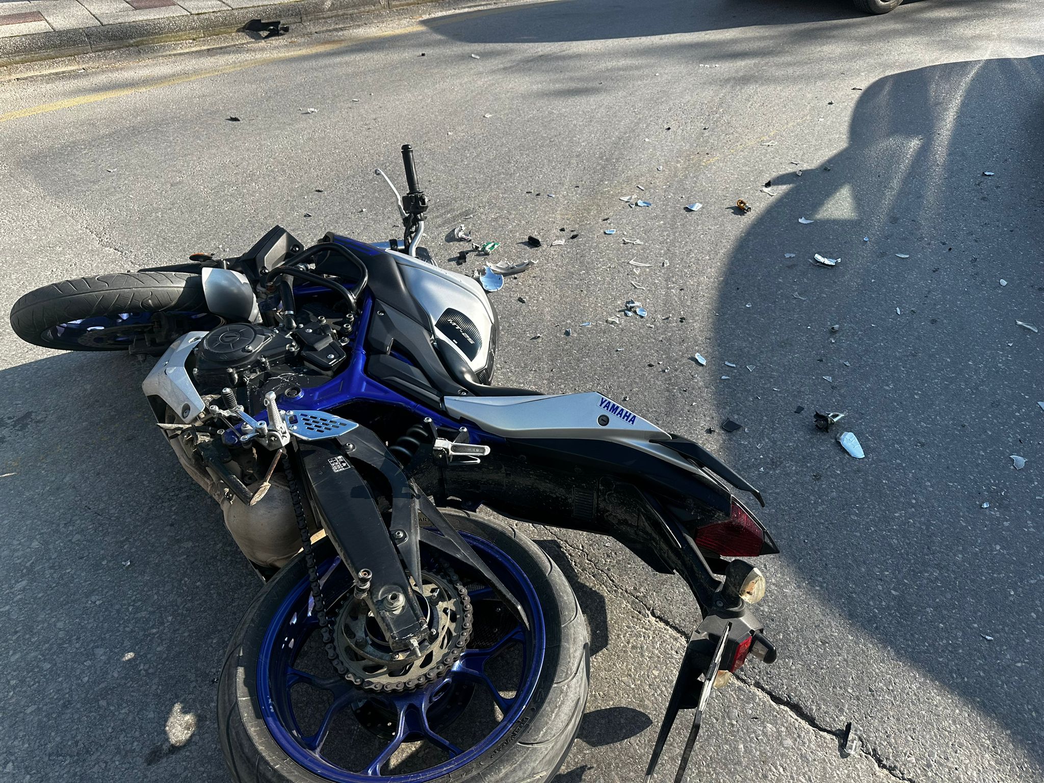 Muğla’nın Milas ilçesi üçgen park mevkiinde motosiklet ile otomobil çarpıştı.