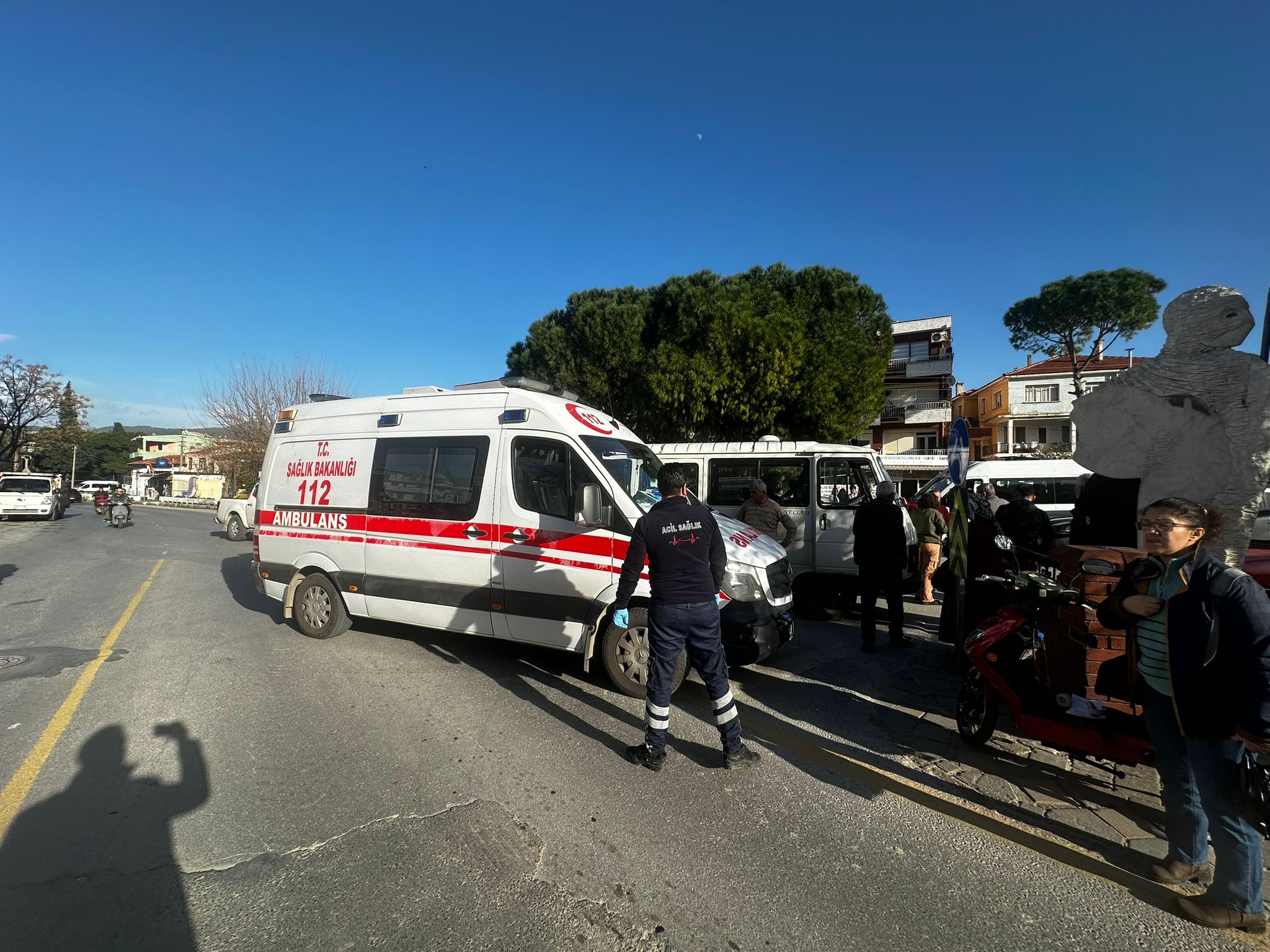 Milas’ta Minibüs Çarpması: 2 Çocuk Yaralı Muğla'nın Milas ilçesinde, Hoca Bedrettin İnönü Caddesi'nde Üçgen