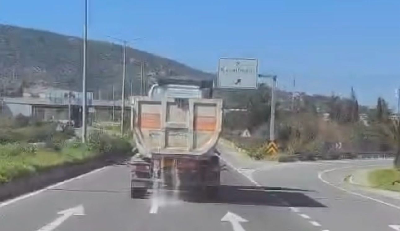 Milas-Bodrum karayolunda bugün yaşanan olayda, bir tır şoförü öndeki aracı