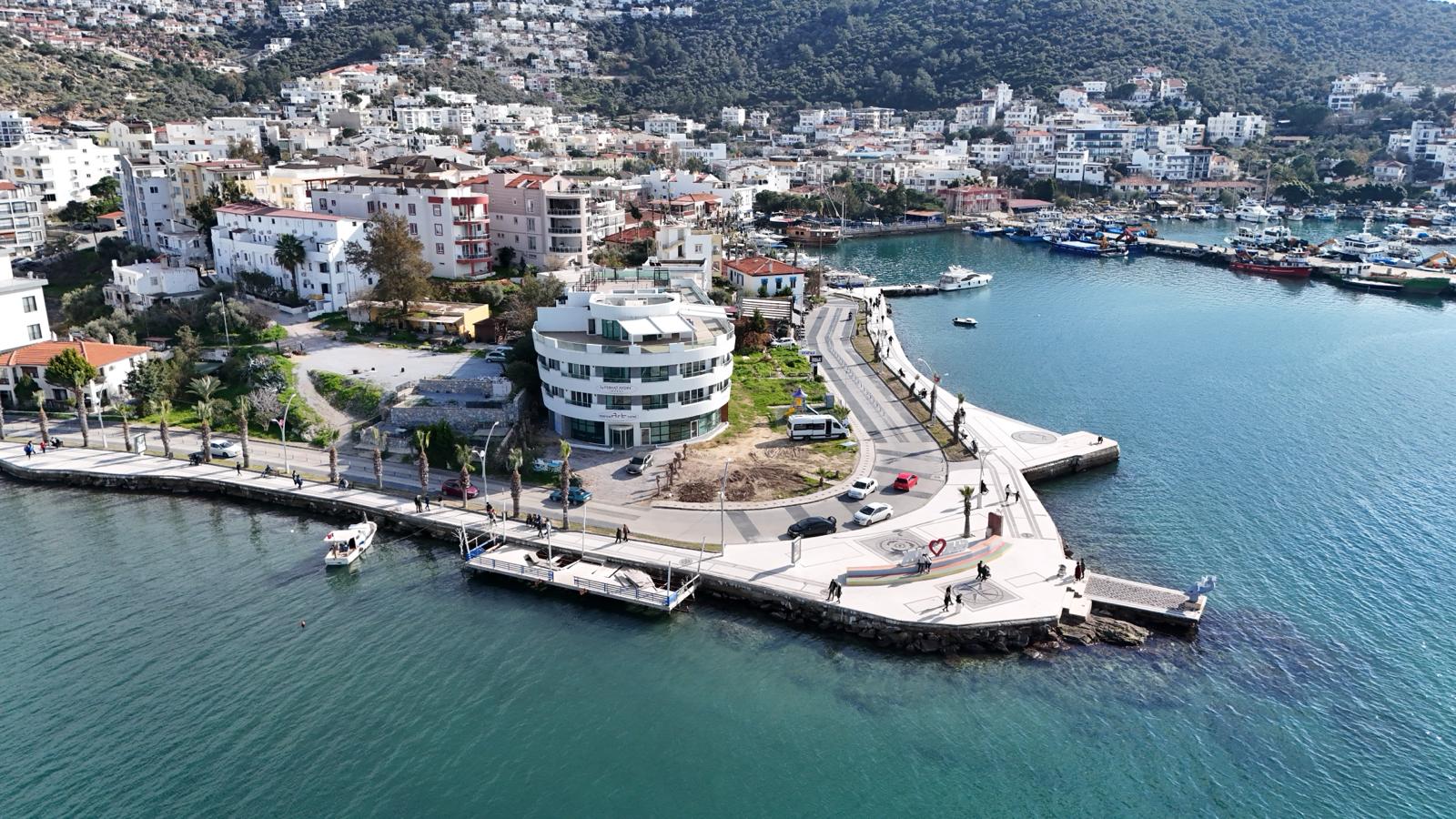 Milas’ta Güneşli Havayı Gören Sahile Koştu Milas ve çevresindeki sahil kesimlerinde, hafta sonu güneşin kendini göstermesiyle