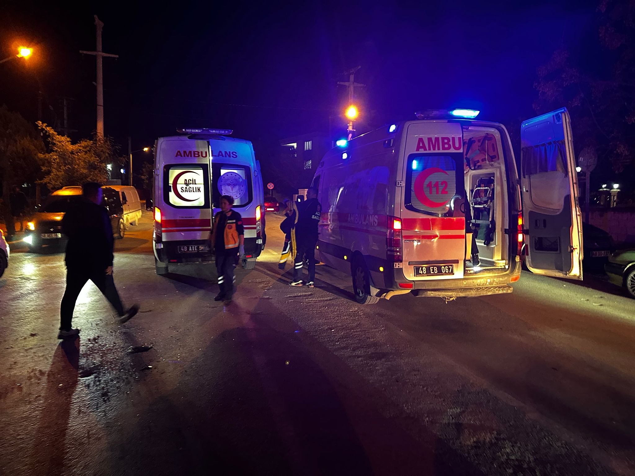 Muğla'nın Milas ilçesinde, Menteş Kavşağı'nda meydana gelen trafik kazasında motosiklet,