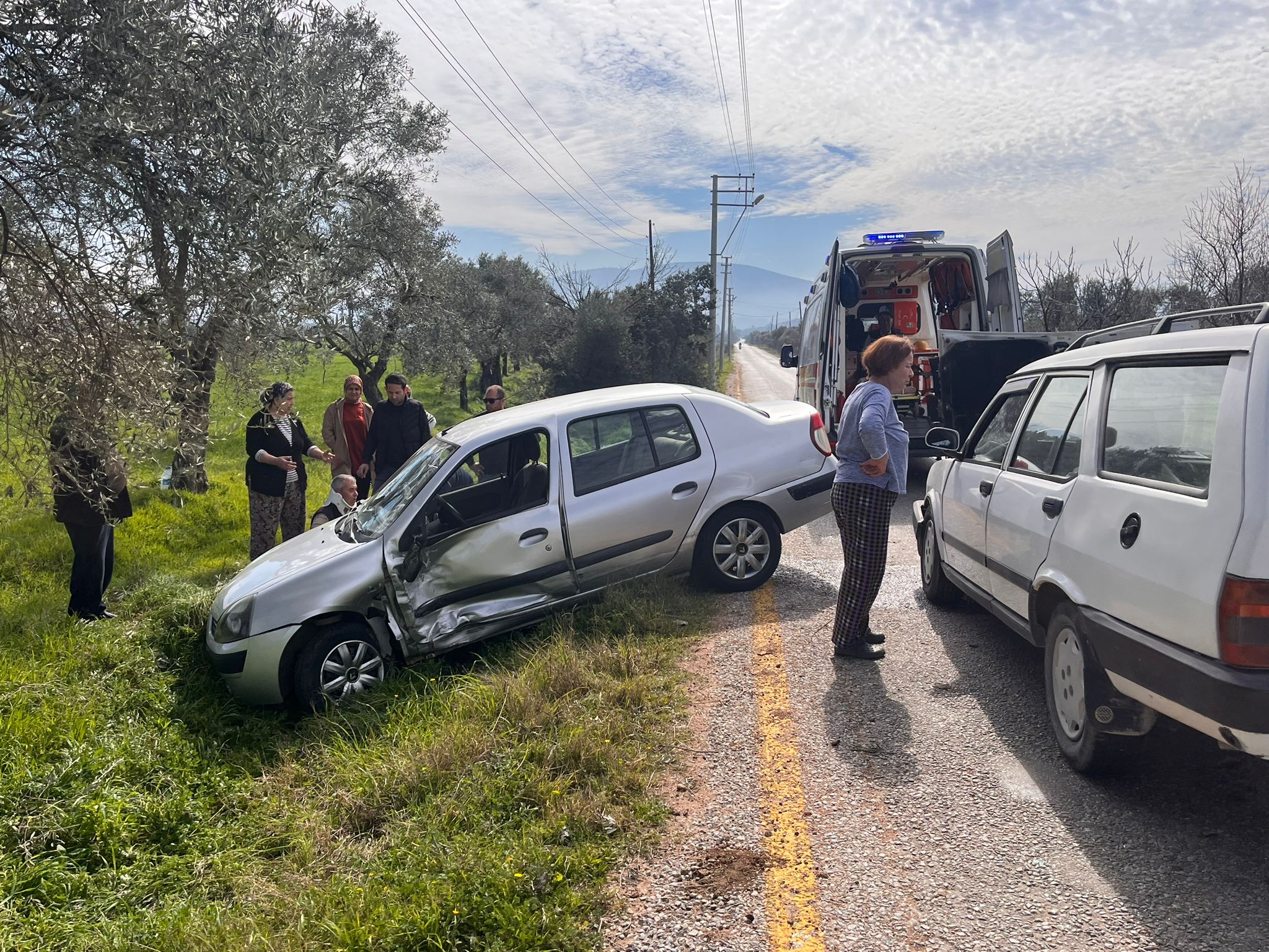Milas’ın Gökçeler Mahallesi’nde bugün meydana gelen trafik kazasında, iki otomobil