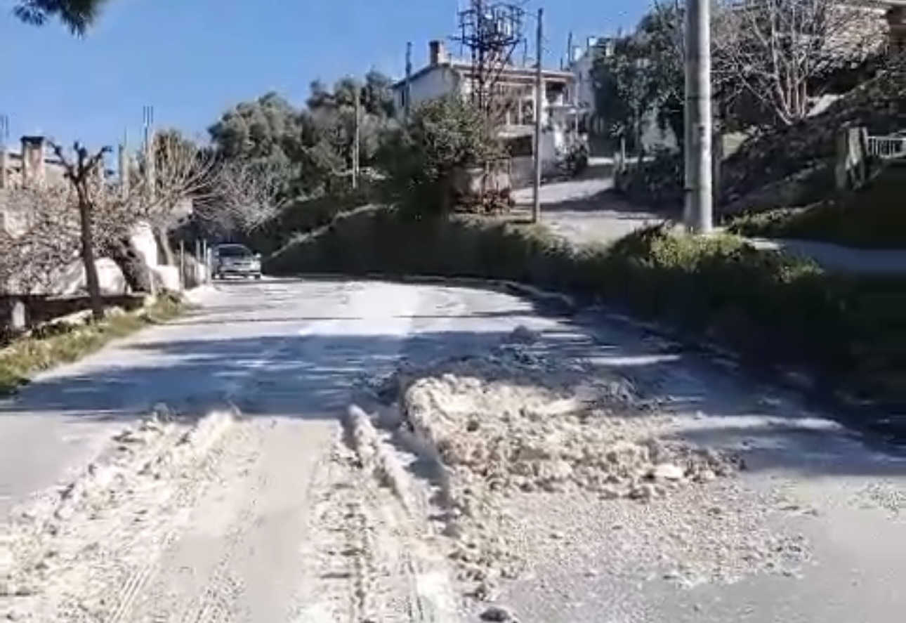 Muğla'nın Milas ilçesine bağlı Kayabaşı Mahallesi sakinleri, anayolda seyreden hafriyat