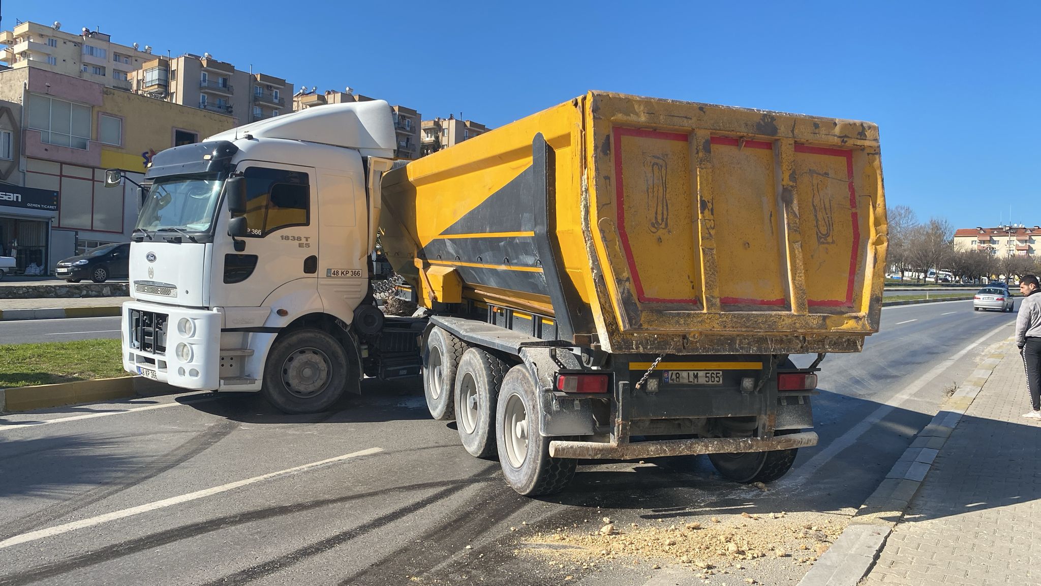 Muğla'nın Milas ilçesinde, motor arızası nedeniyle yağ sızdıran bir otomobile