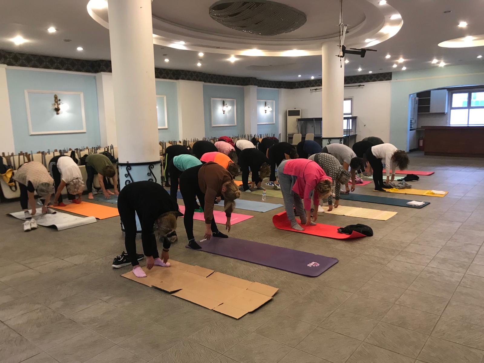 Güllük’te, Milas Belediyesi'nin öncülüğünde başlatılan ücretsiz pilates kursları, 