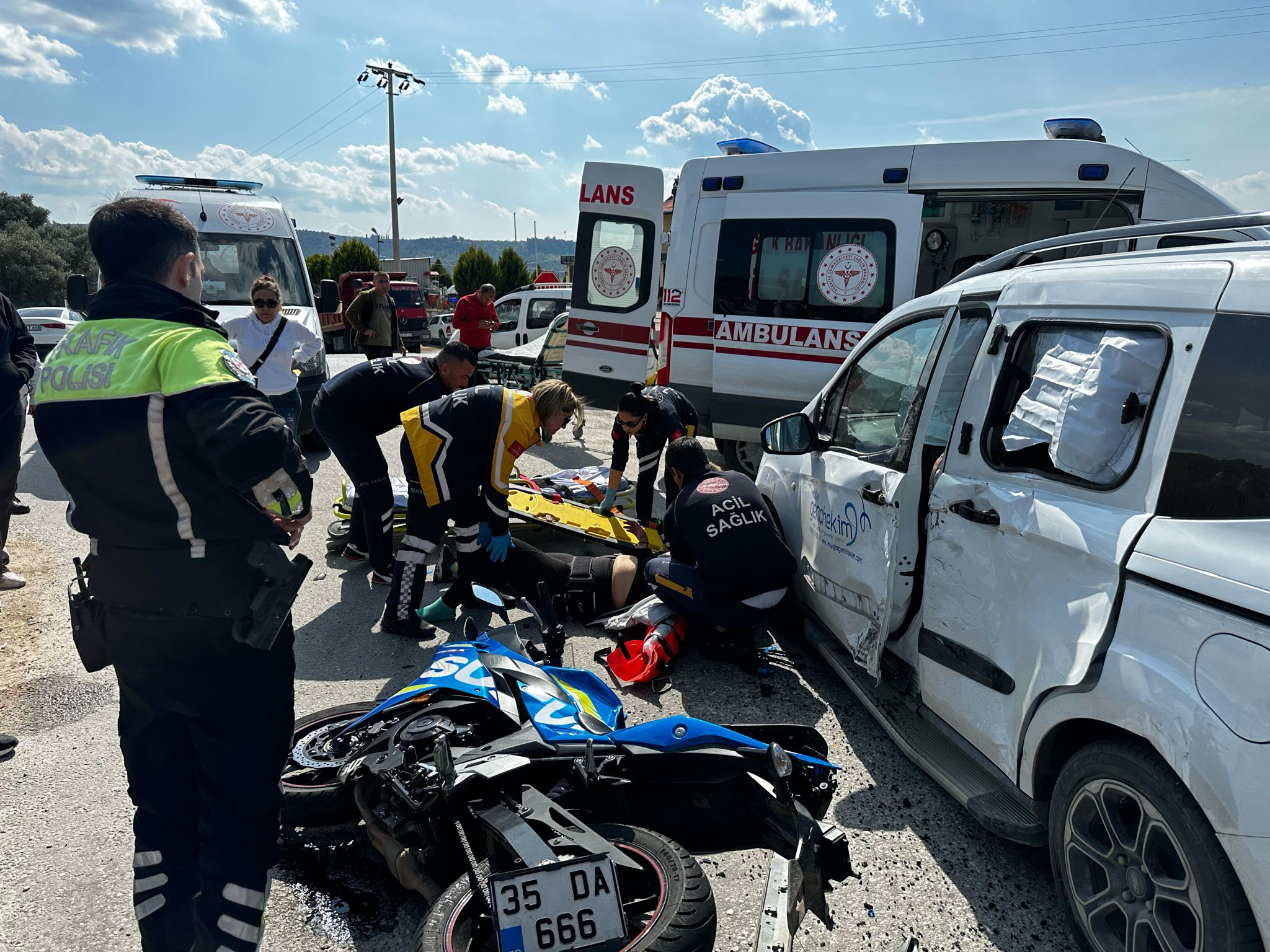 Muğla’nın Milas ilçesinde otomobil ile motosikletin çarpıştığı feci kazada 2