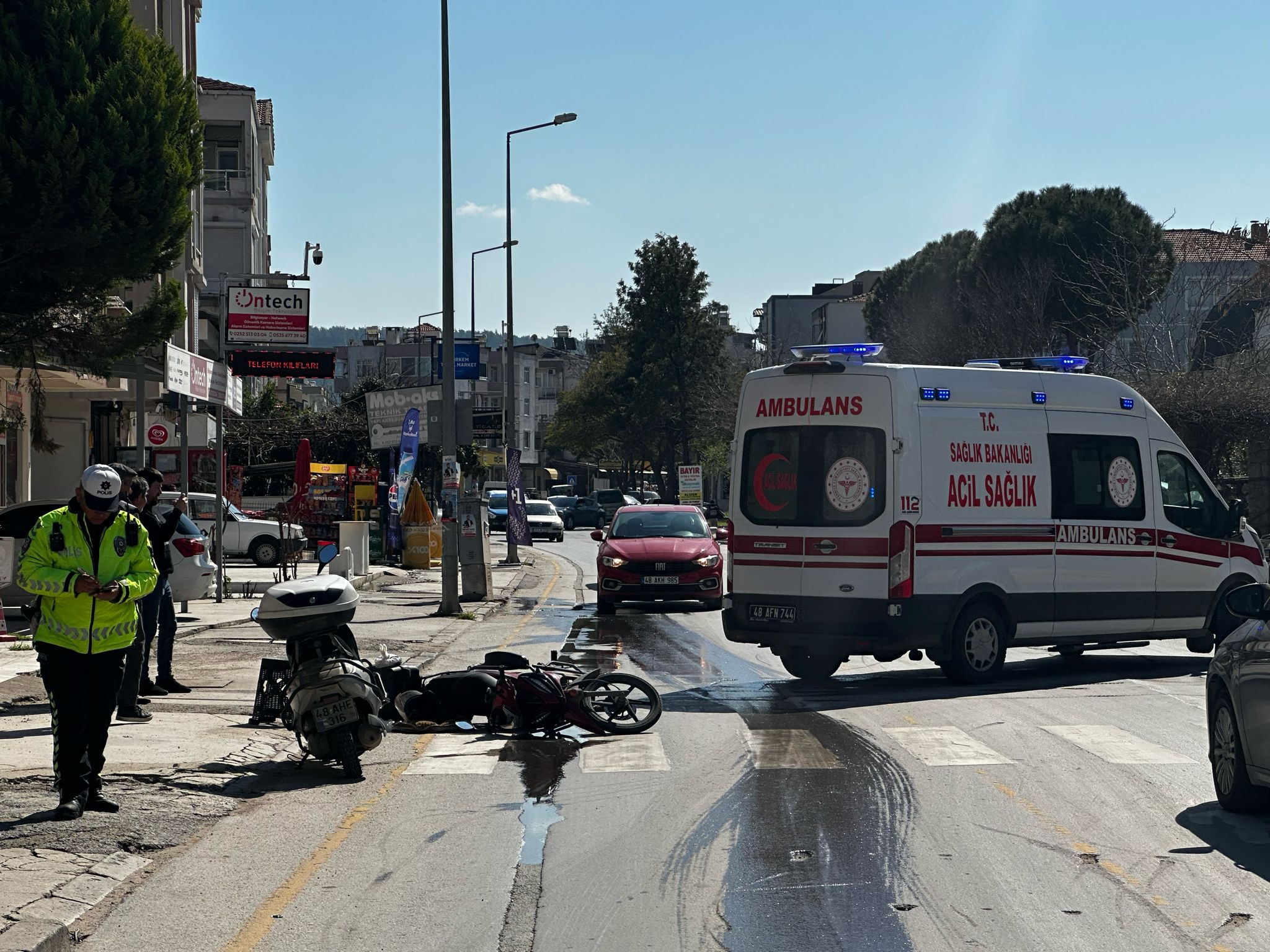 Muğla’nın Milas ilçesinde iki motosiklet çarpıştı, bir kişi yaralandı.