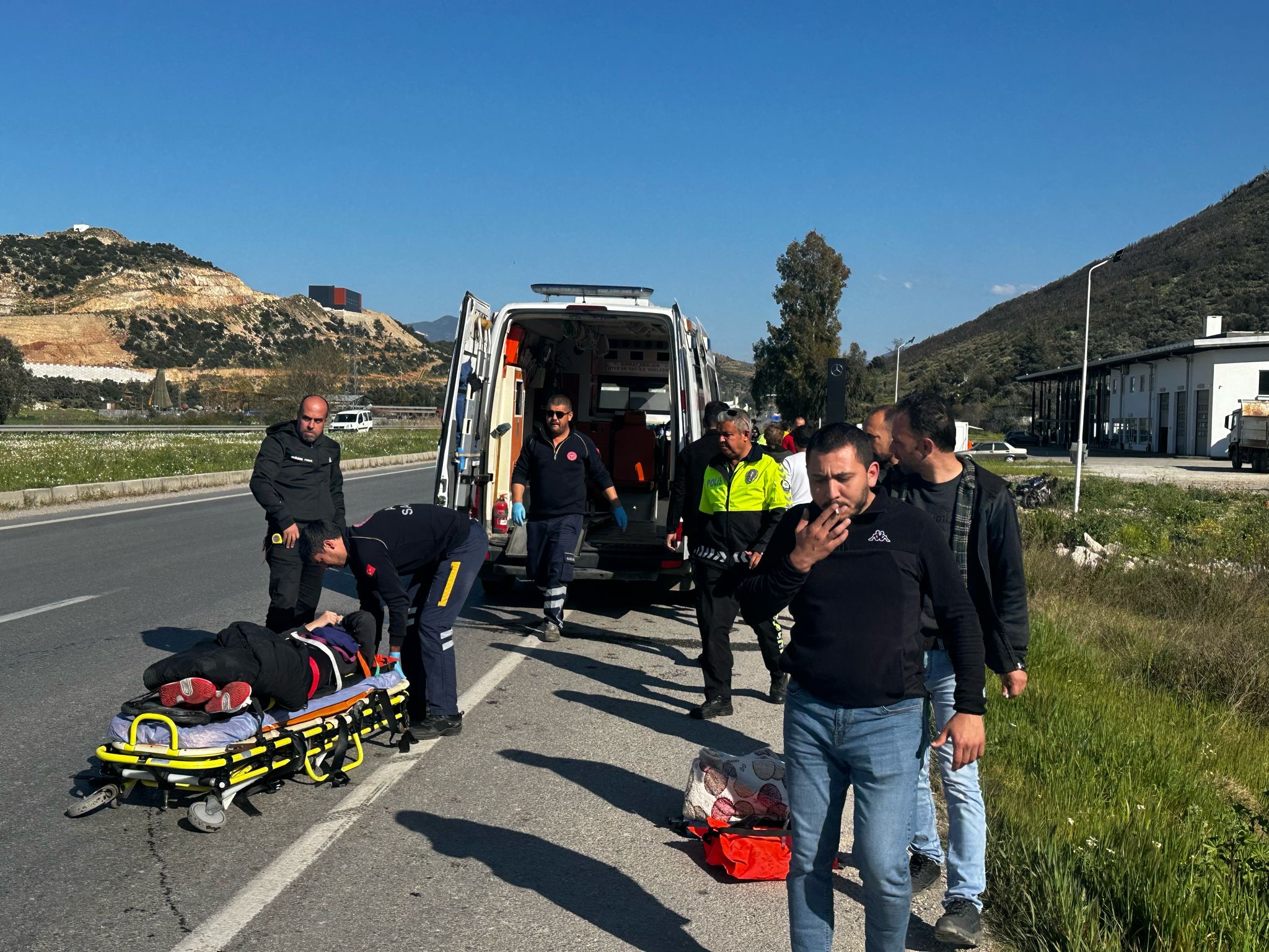 Milas’ta Feci Kaza: 2 Motosiklet Çarpıştı 2 Kişi Yaralandı Muğla’nın Milas ilçesinde iki motosikletin çarpışması sonucu meydana gelen kazada,