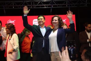 CHP&nbsp;Muğla&nbsp;Büyükşehir&nbsp;Belediye&nbsp;Başkan&nbsp;Adayı&nbsp;Ahmet Aras,&nbsp;zafer&nbsp;konuşmasını&nbsp;Kurşunlu&nbsp;Meydanı’nda&nbsp;yaptı. Aras,&nbsp;seçimsonuçlarını&nbsp;binlerce&nbsp;Muğlalıyla&nbsp;birlikte&nbsp;kutladı.&nbsp;Çoşkulukalabalığa&nbsp;seslenen&nbsp;Aras, “Yola&nbsp;çıktığımızda&nbsp;Türkiye’de&nbsp;birkaramsarlık&nbsp;vardı.&nbsp;Sandığa&nbsp;bile&nbsp;gitmem&nbsp;diyorlardı.&nbsp;Umutlartükenmişti. Bu&nbsp;şartlar&nbsp;altında&nbsp;çıktığımız&nbsp;bu&nbsp;yolda&nbsp;değişimkazandı.&nbsp;Sosyal&nbsp;demokratlar,&nbsp;milliyetçi&nbsp;demokratlar,&nbsp;muhafazakar&nbsp;demokratlar,&nbsp;Muğla&nbsp;ittifakında&nbsp;bir&nbsp;araya&nbsp;geldi.&nbsp;Muğla&nbsp;ittifakı&nbsp;kazandı”&nbsp;dedi. &nbsp; CHP Muğla Büyükşehir Belediye Başkan Adayı Ahmet Aras, seçim zaferini, Kurşunlu Meydanı’nda binlerce yurttaşlabirlikte kutladı. CHP PM üyesi Mehmet Alkın Denizaslanı,