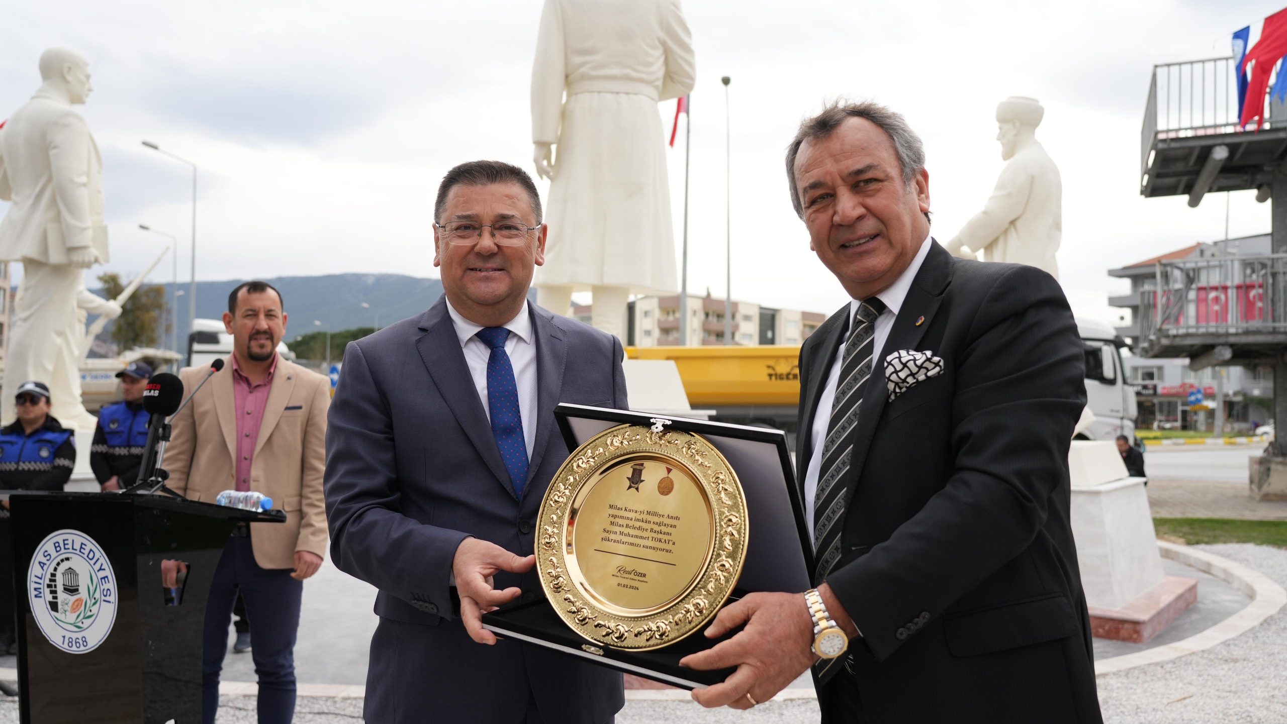 Yurdun dört bir tarafı işgal altında iken, düşmana karşı dik