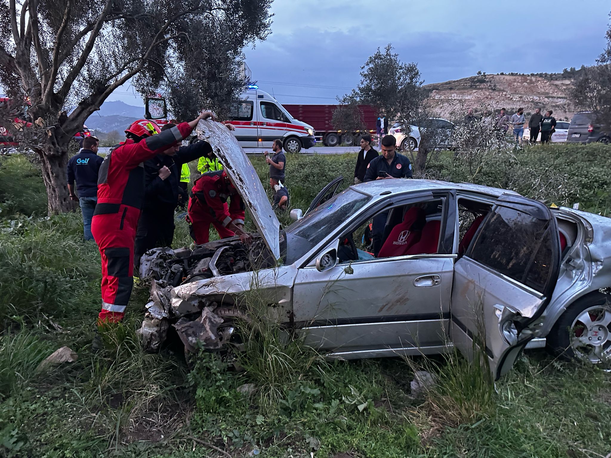 Milas’ta Feci Kaza: Biri Ağır Toplam 3 Yaralı Muğla’nın Milas ilçesinde direksiyon hakimiyetini kaybeden bir otomobil tarlaya uçtu.