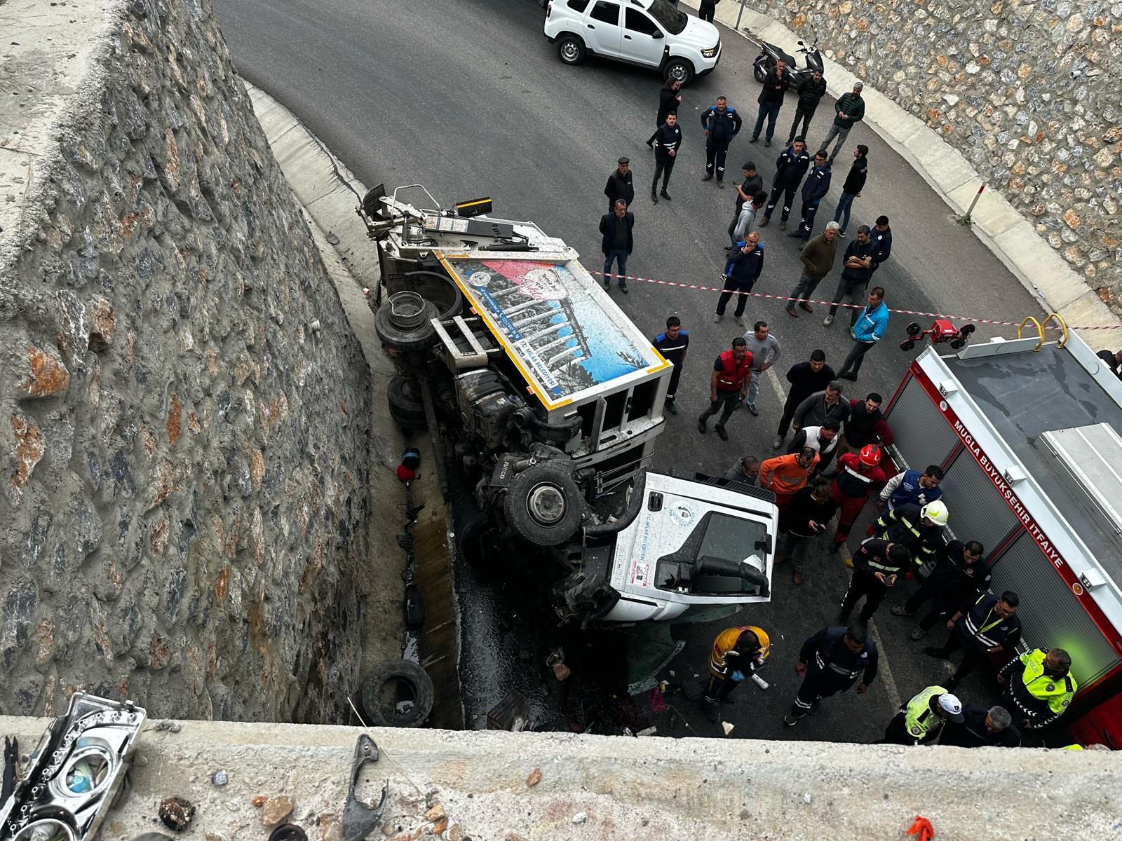 Milas’ta Çöp Kamyonu Şarampole Uçtu: 1 Ölü Muğla’nın Milas ilçesinde Milas Belediyesi’ne ait bir çöp kamyonu şarampole