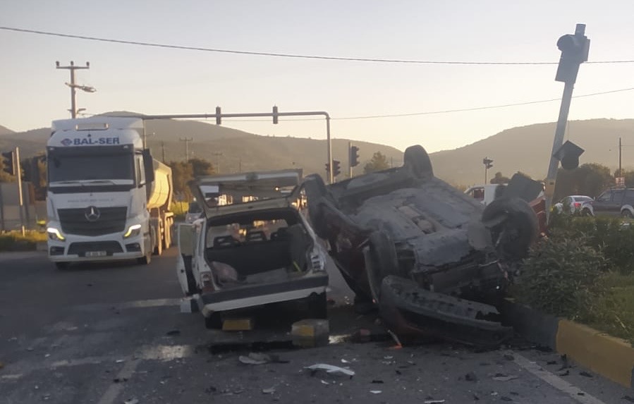 Milas’ta Korkunç Kaza: 1’i Ağır 4 Kişi Yaralandı Muğla’nın Milas ilçesinde meydana gelen trafik kazasında, iki otomobil çarpıştı