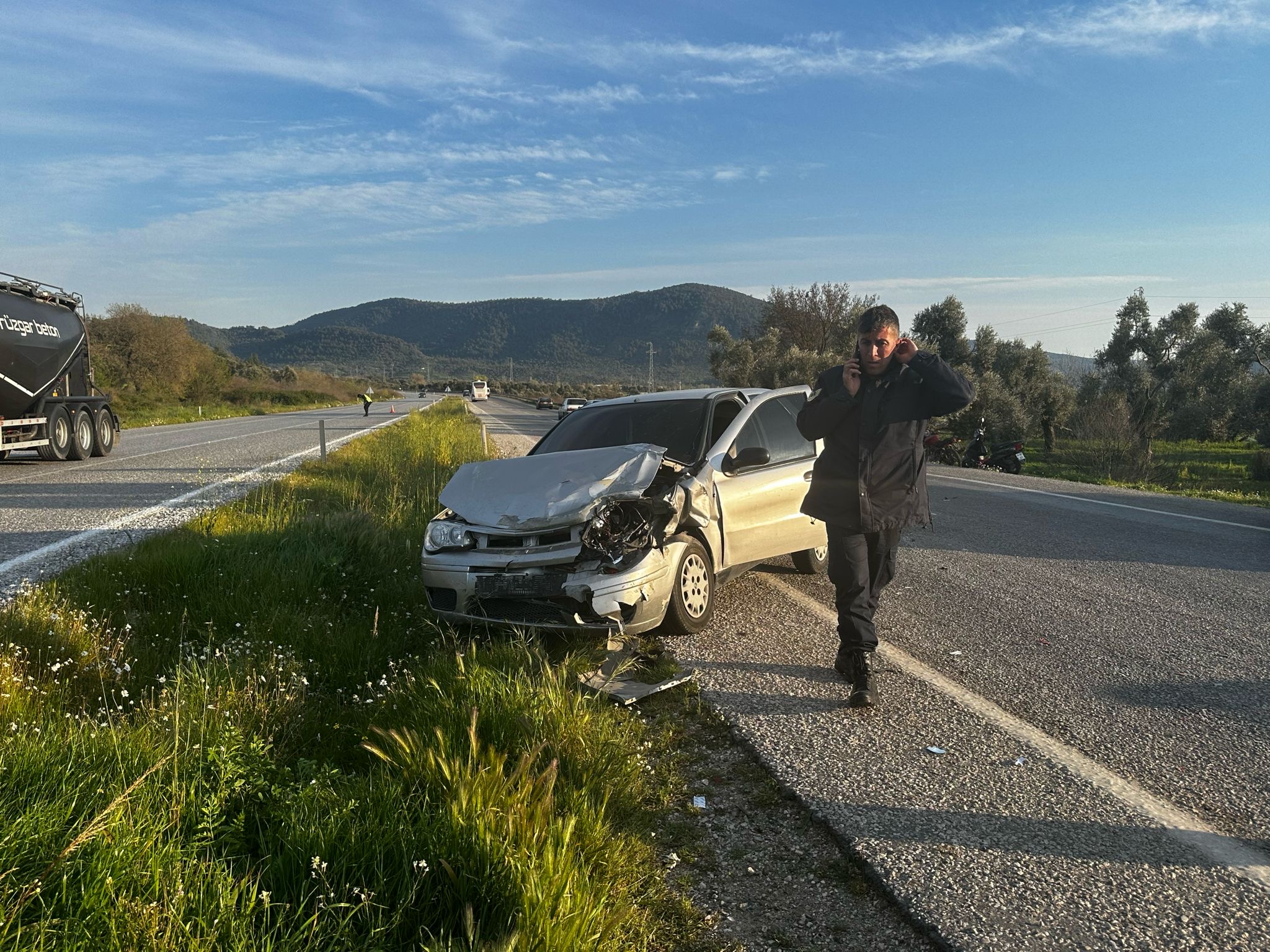 Muğla’nın Milas ilçesi Selimiye mahallesinde dört otomobilin karıştığı zincirleme kazada