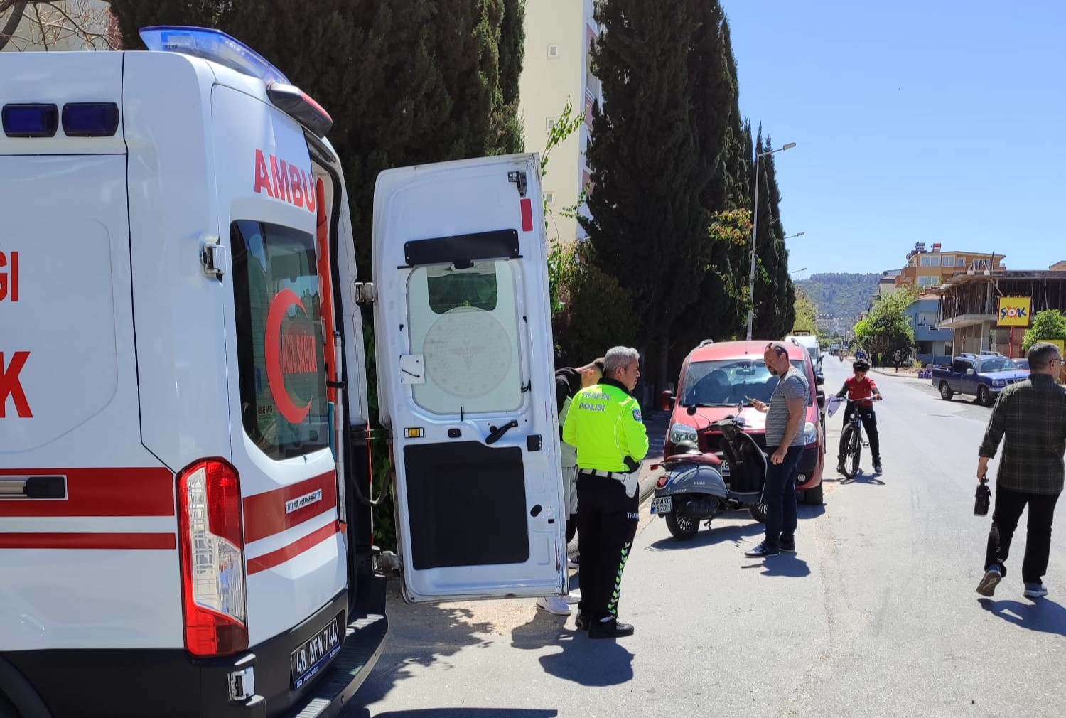 Milas’ta Motosiklet Otomobile Çarptı: 2 Yaralı Muğla'nın Milas ilçesi Emek mahallesinde bir motosikletin otomobile çarpmasıyla gerçekleşen