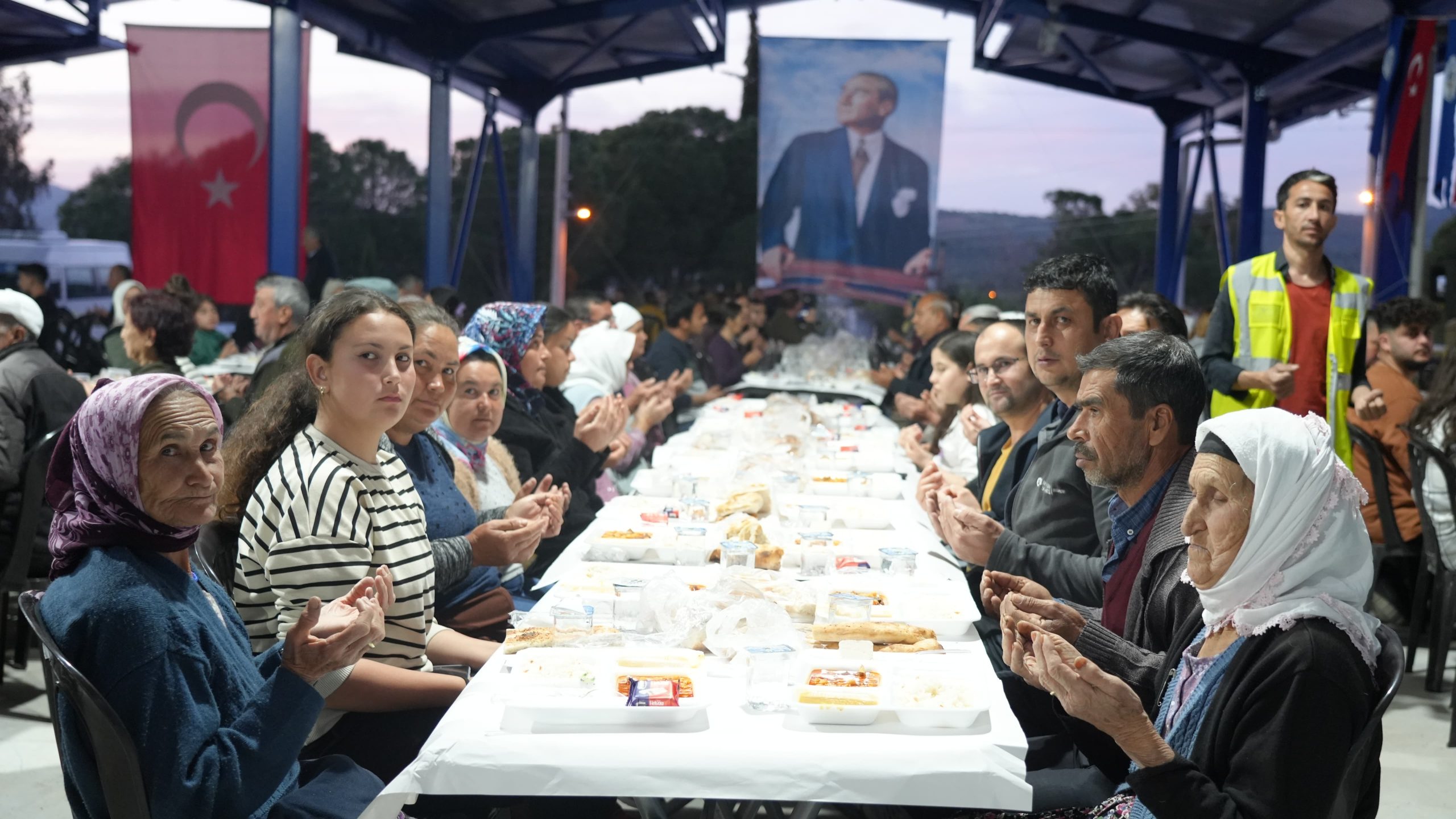 Milas Belediyesi tarafından düzenlenen geleneksel iftar yemeği programı devam ediyor.