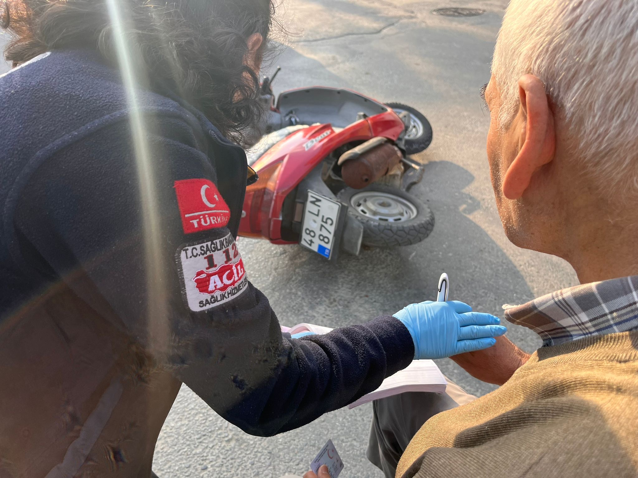 Otomobile Çarpan Motosiklet Sürücüsü Yaralandı Muğla’nın Milas ilçesinde, Şevketiye Mahallesi’nde Erguvan Caddesi’nde meydana gelen bir