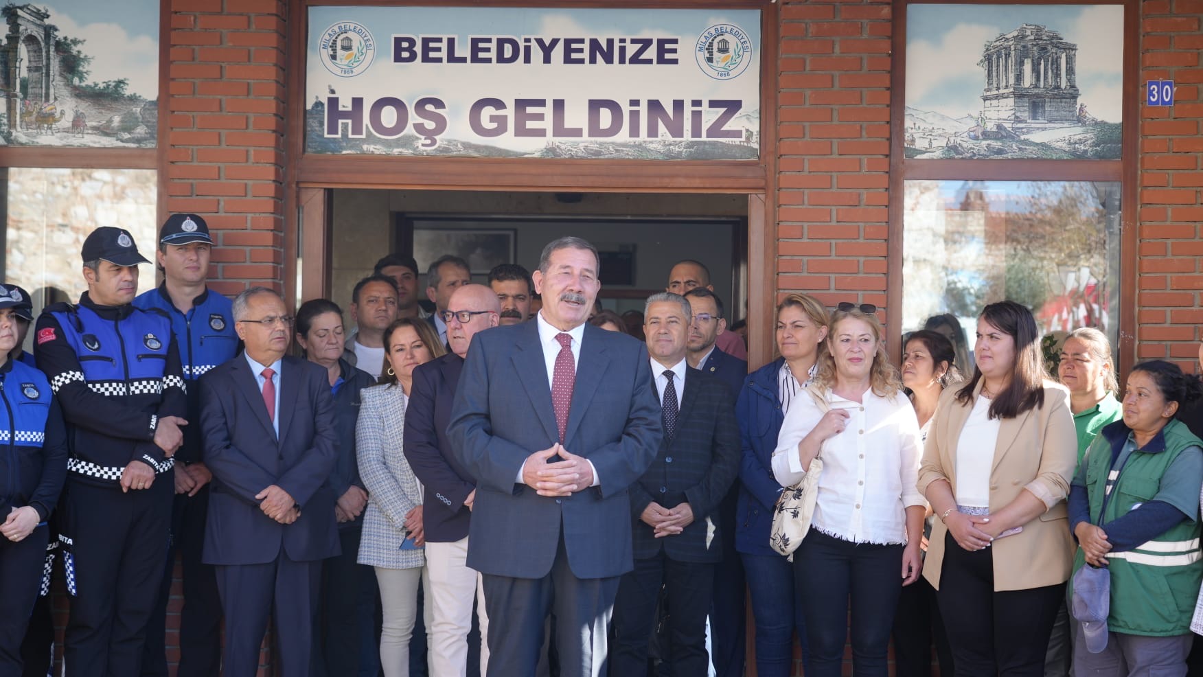 Başkan Topuz Personelle Bayramlaştı Ramazan Bayramı dolayısıyla Milas Belediyesi’nde bayramlaşma töreni düzenlendi. Milas Belediye