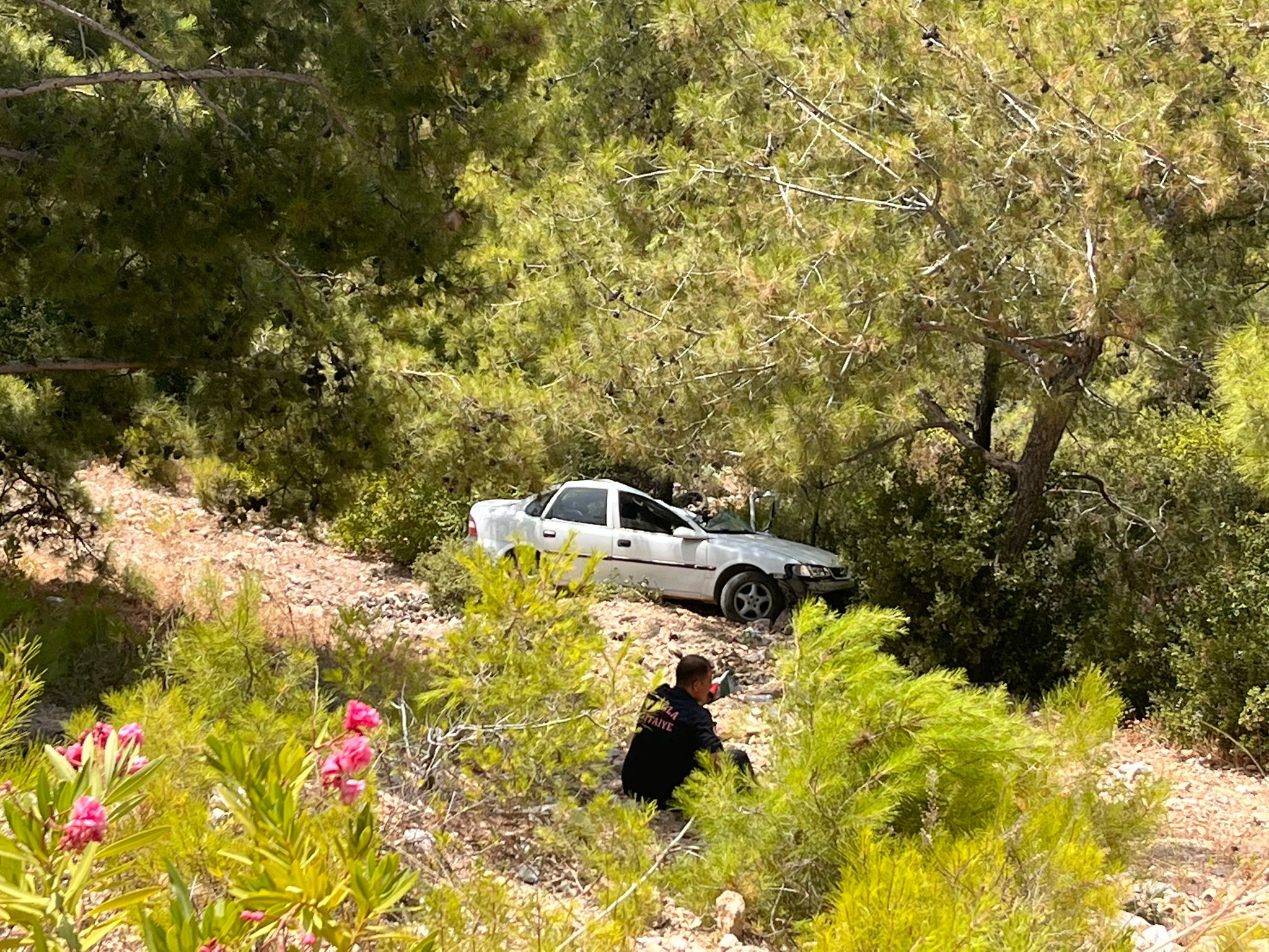 Milas’ta Kontrolünü Kaybeden Otomobil Şarampole Yuvarlandı: 1 Yaralı Muğla’nın Milas ilçesinde kontrolden çıkarak uçuruma yuvarlanan otomobildeki sürücü, itfaiye