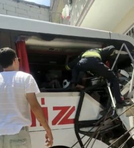 Aydın’ın Söke ilçesinde, sürücüsünün hızlı girdiği akıllı kavşakta kontrolden çıkan