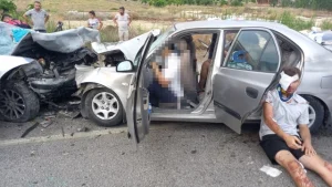 Burdur-Yeşilova yolunda meydana gelen trafik kazasında iki otomobilin kafa kafaya