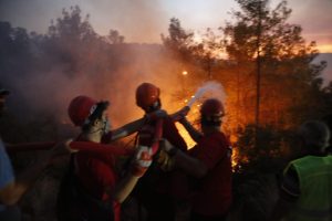 Muğla’nın Yatağan ilçesinde öğle saatlerinde başlayan orman yangını, ekiplerin yoğun