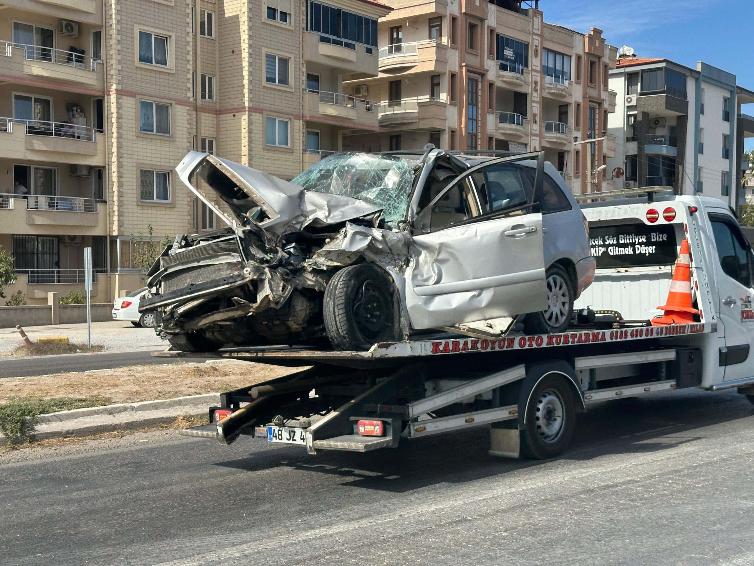 Milas’ta Direksiyon Hakimiyetini Kaybeden Sürücü Beton Mikserine Çarptı Milas’ta 23 Nisan Bulvarı üzerinde meydana gelen trafik kazasında, direksiyon
