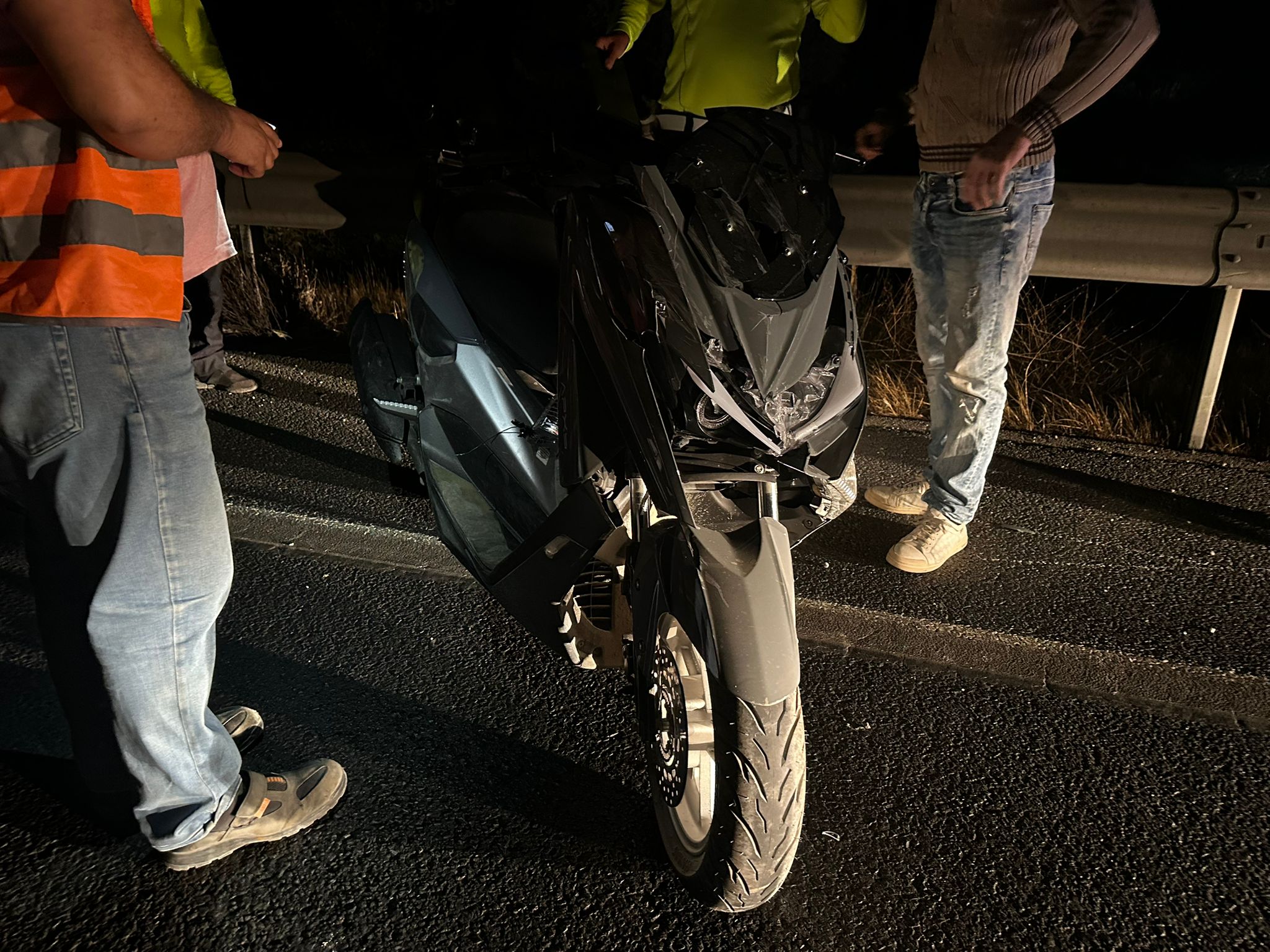 Milas’ta Motosiklet Kazası: Tır Şoförünün Dikkati Felaketi Önledi Muğla’nın Milas ilçesi Karakaya mevkiinde Milas istikametine seyir halinde olan