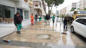Milas Belediyesi ilçe merkezindeki&nbsp;başlattığı&nbsp;temizlik çalışmalarını tüm hızıyla sürdürüyor.&nbsp; Bir yandan
