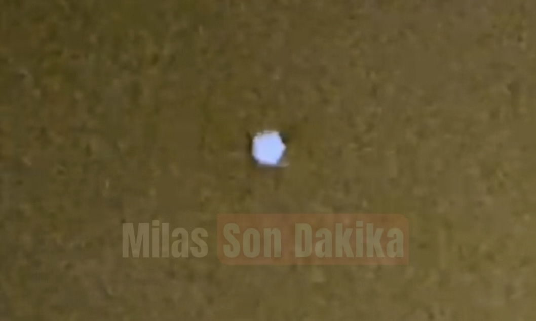 Milas Semalarında Esrarengiz Cisim! İhbar hattımıza gelen görüntülerde, Milas semalarında gece saatlerinde beliren parlak