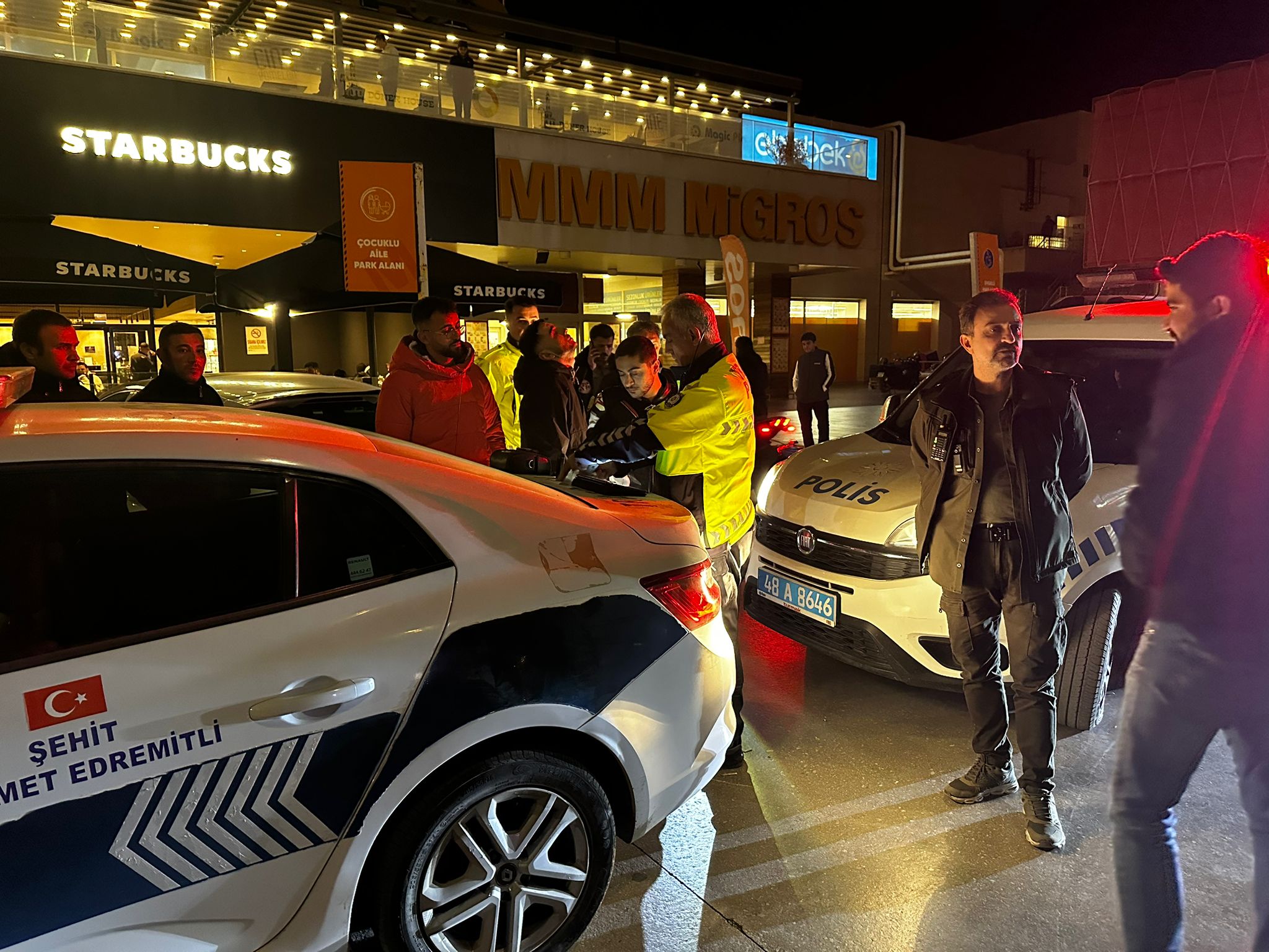 Milas’ta Yarış Yapan Üç Motosikletli Kıskıvrak Yakalandı Muğla’nın Milas ilçesinde Bodrum Bulvarı üzerinde plakasız üç motosikletin yarıştığı