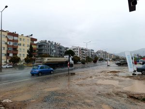 Muğla’nın Milas ilçesinde beklenen sağanak yağış nihayet etkisini göstermeye başladı.