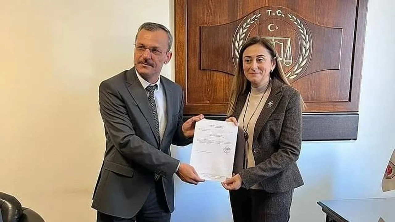 AK Parti Milas İlçe Başkanı Mazbatasını Teslim Aldı Geçtiğimiz hafta sonu gerçekleştirilen AK Parti Milas 8. Olağan Kongresi’nde