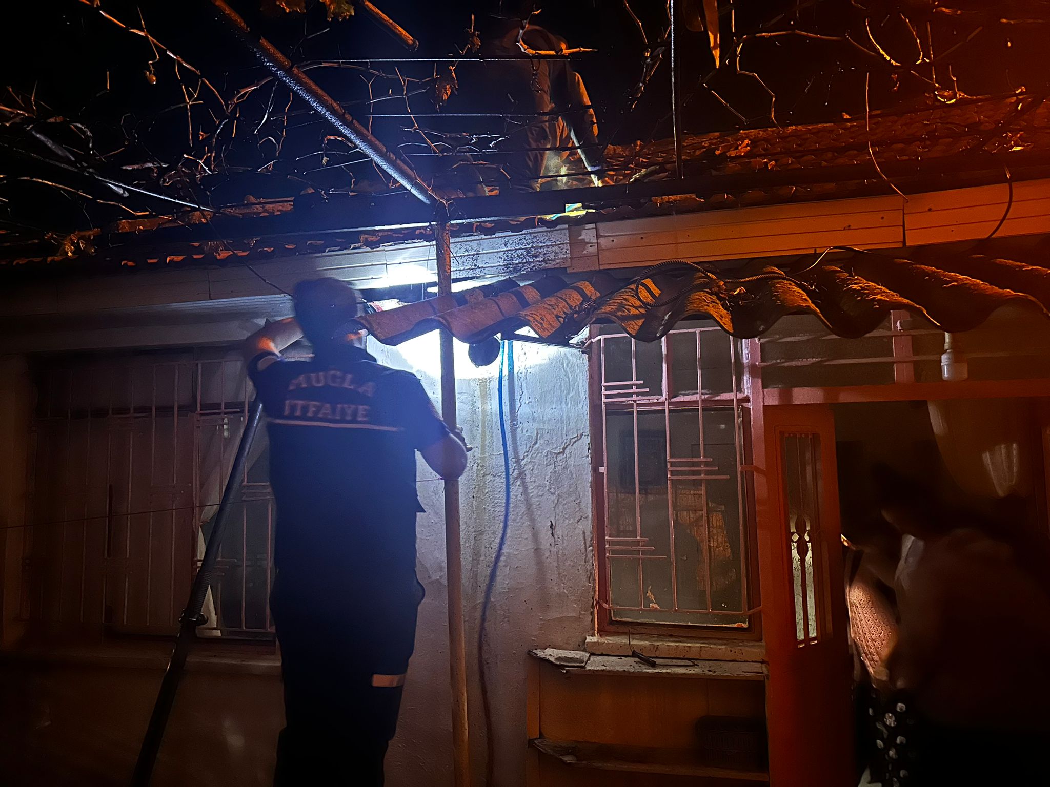 Muğla’nın Milas ilçesine bağlı Kırcağız Mahallesi’nde bir evde yangın çıktı.