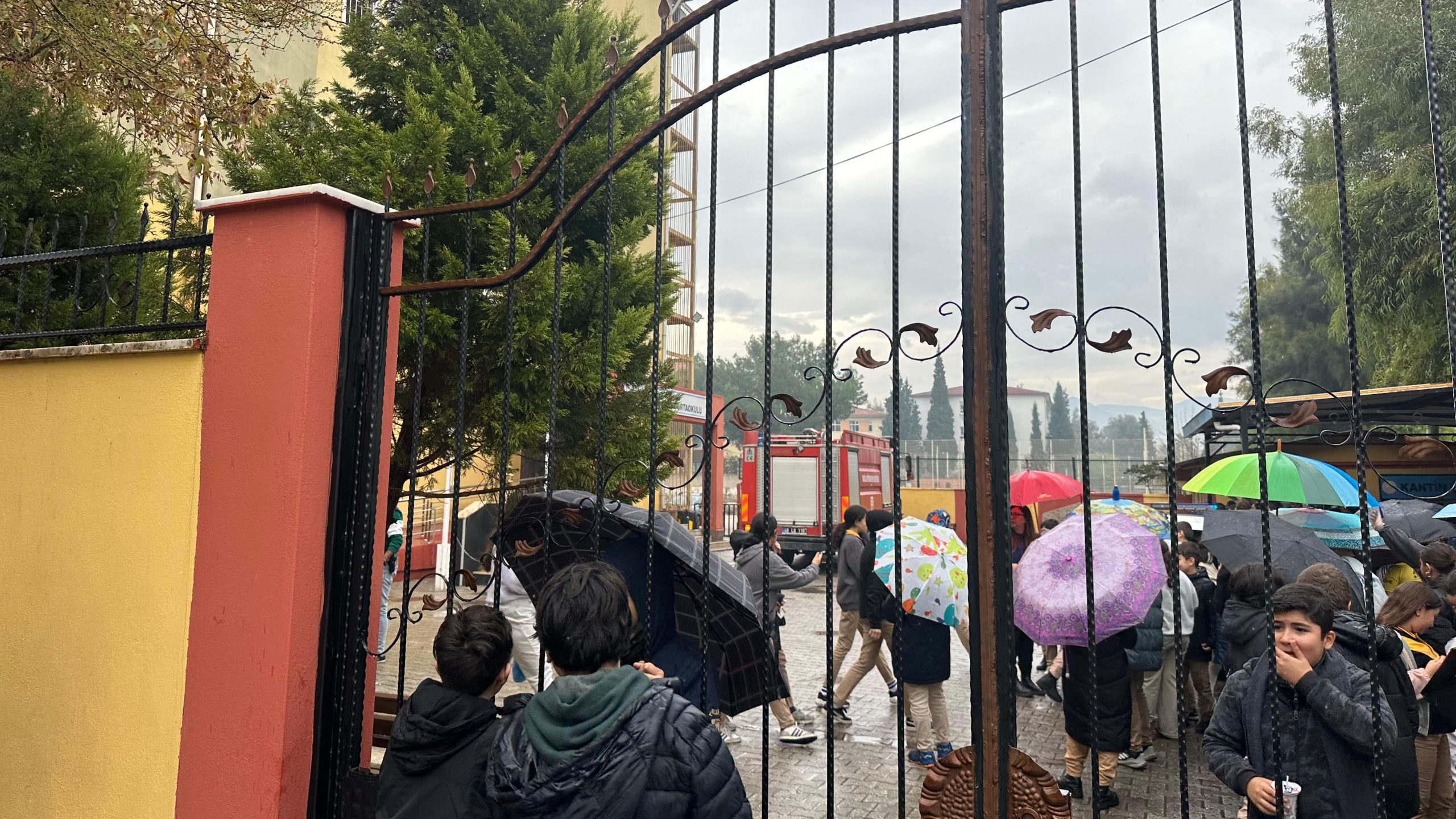 Muğla’nın Milas ilçesinde bulunan Dr. Mete Ersoy Ortaokulu’nda yangın çıktı.