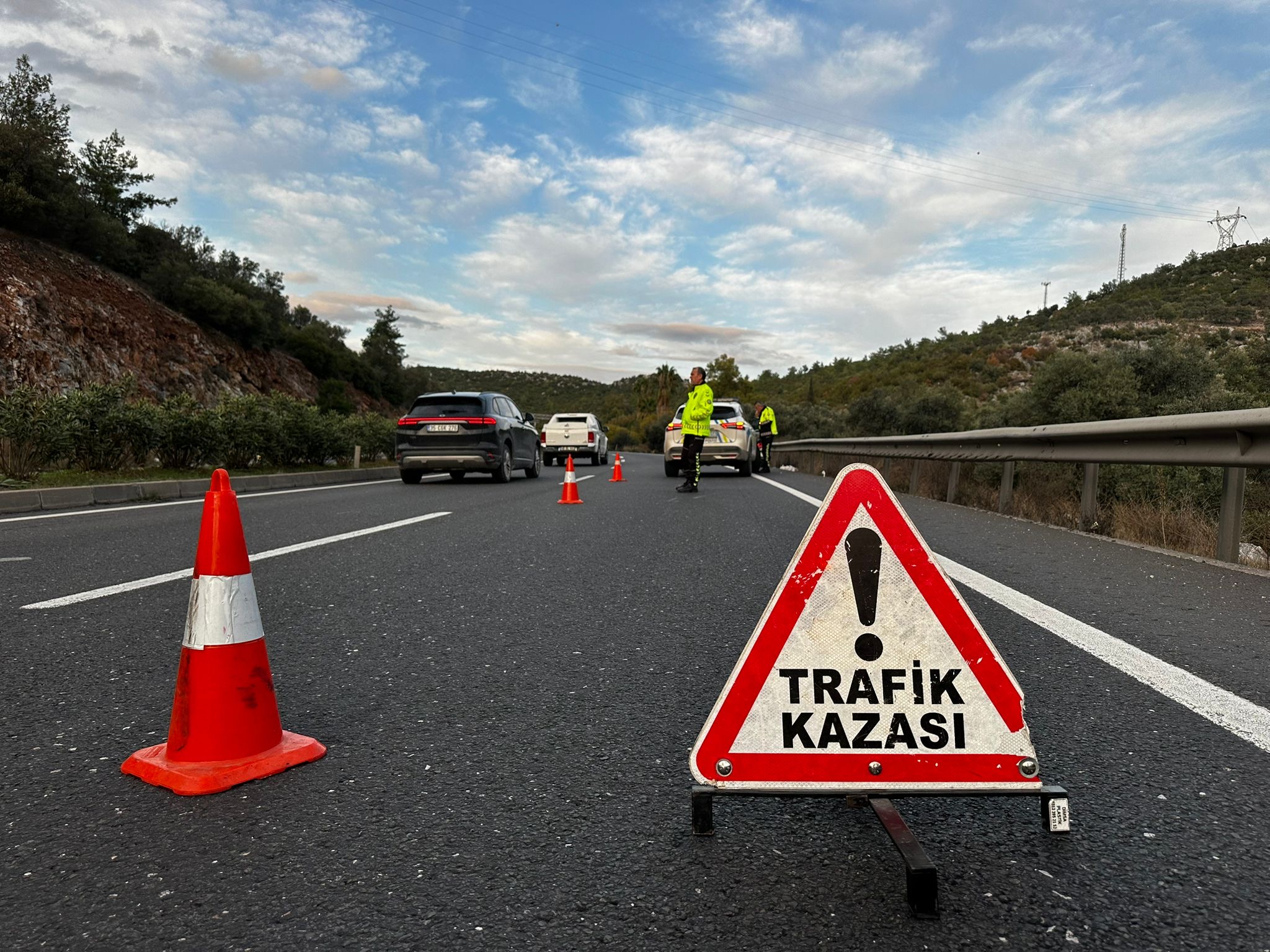 Ölüm Yolunda Yine Kaza: Motosiklet Sürücüsü Ağır Yaralandı Muğla’nın Milas ilçesi Milas-Bodrum karayolu Karakaya mevkiinde meydana gelen trafik