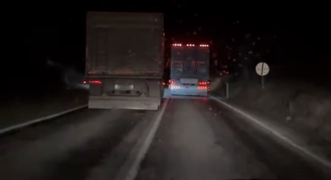 Milas-Ören Karayolunda Tehlikeli Anlar: Hatalı Sollama Yapan Kamyon Paniğe Sebep Oldu Milas-Ören karayolunda, bir kamyonun önünü göremediği virajlarda hatalı sollama yaparak