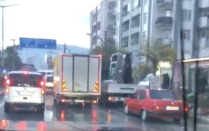 Muğla’nın Milas ilçesi Halilbey Bulvarı üzerinde sabah saatlerinde yaşanan trafik