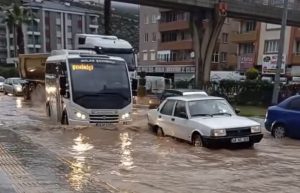 Muğla’nın Milas ilçesi, sabah saatlerinde başlayan gök gürültülü sağanak yağmurun
