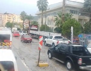 Milas’ın 23 Nisan Bulvarı üzerinde trafik lambalarının neden olduğu yoğun