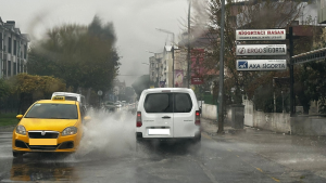 Milas’ta etkili olan sağanak yağış, şehirde günlük yaşamı olumsuz etkiledi.
