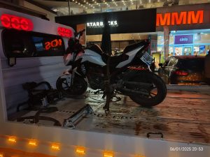 Milas’ta abartılı egzozu ile çevreye rahatsızlık veren bir motosiklet sürücüsü,