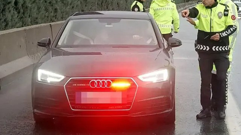 Muğla’nın Marmaris ilçesinde trafik ekiplerinin düzenlediği denetimde yetkisiz çakar kullandığı