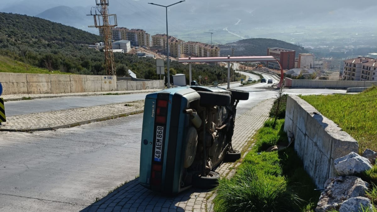 Milas’ta El Freni Çekilmeyen Araç Kazaya Neden Oldu Milas’ta yeni devlet hastanesi önünde meydana gelen olayda, cenaze nedeniyle