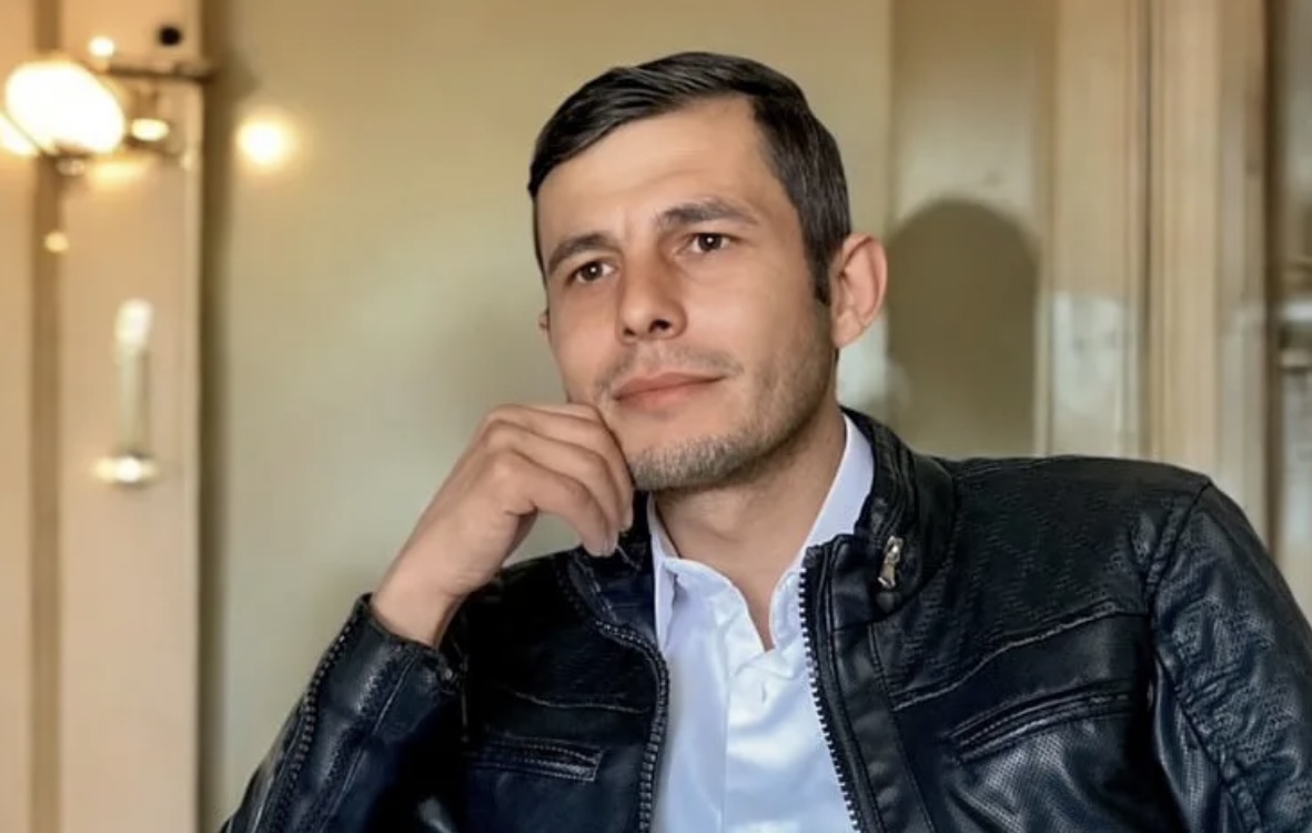 Müzik dünyasında kendine özgü tarzıyla dikkat çeken sanatçı Alaaddin Kahya,