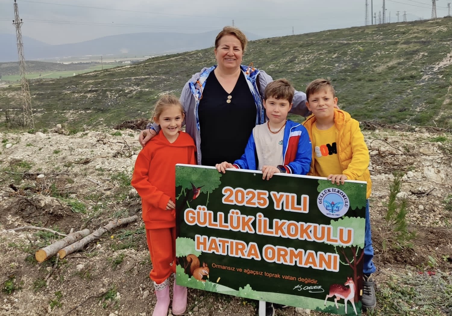 Milas’a bağlı Güllük İlkokulu öğrencileri ve öğretmenleri, Orman Haftası kapsamında