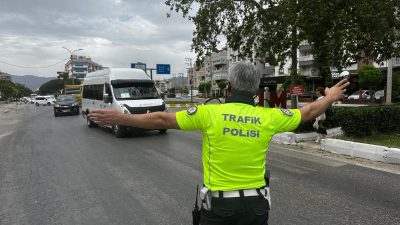 Muğla’da Bayram Denetimlerinde 10 Bin 216 Araca Ceza 15 Bin Kişi Sorgulandı, 42 Gözaltı, 41 Aranan Şahıs Yakalandı